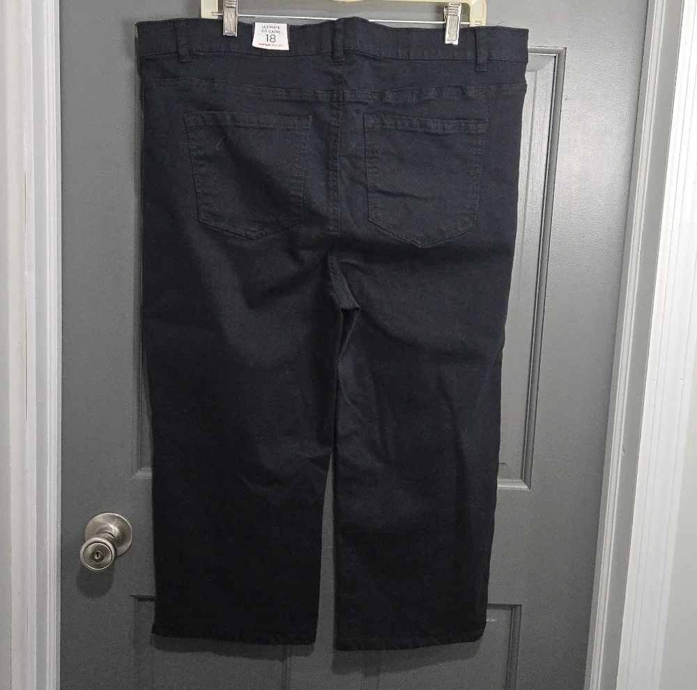 Avenue Black Capris Size 18